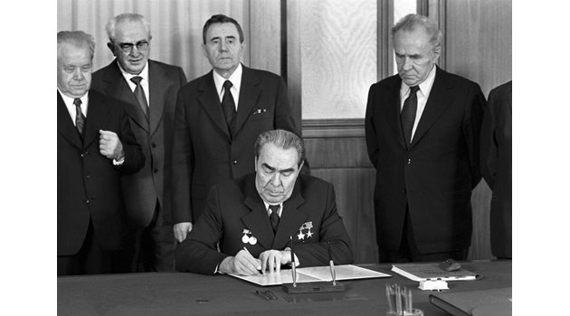 Генералният секретар на ЦК на КПСС Леонид Брежнев подписва разрешение за изгарянето на останките само 3 дни след докладната от КГБ.