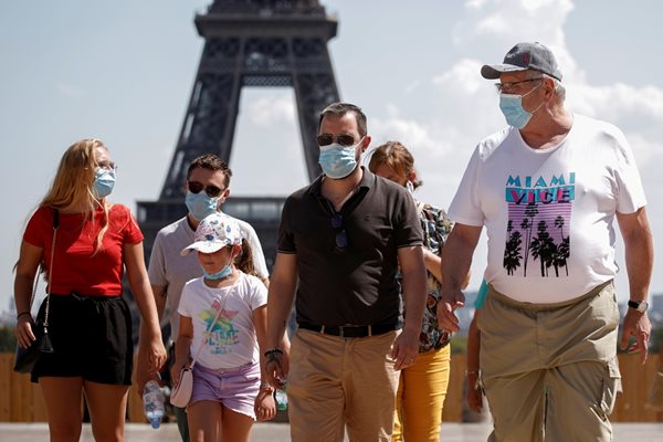 Носенето на маски вече е задължително и на открито в Париж. Глобата за неспазване на заповедта е 135 евро.