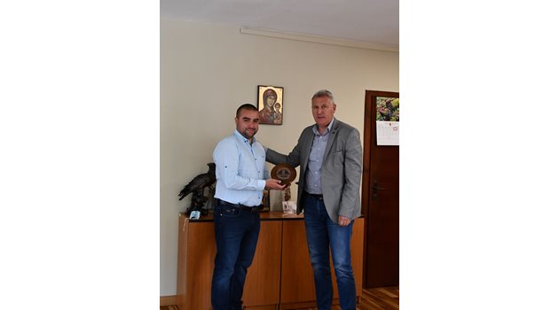 Николай Фарфаров получи почетния знак на общината от кмета Красимир Герчев.