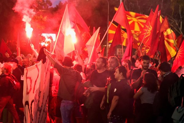 Протестът днес започна в 19:00 часа местно време. Още в самото начало множеството започна да скандира срещу външния министър Буяр Османи, когото тълпата нарича "Бугар Османи".