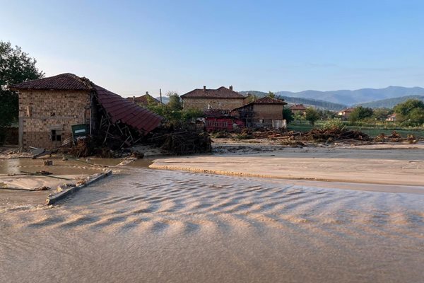 Разрушенията в село Каравелово от наводнението.