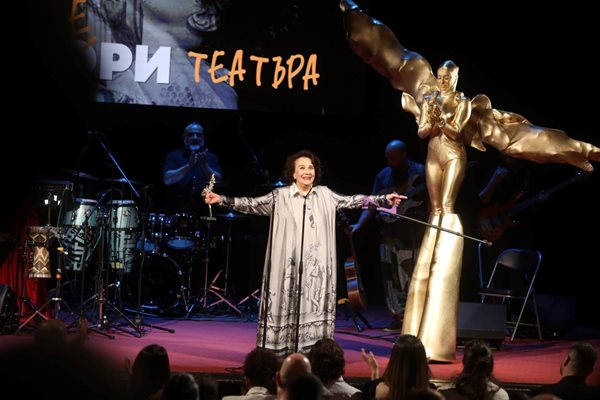 Наградата "Икар" тази година за чест и достойнство е за  актрисата Мария Стефанова.