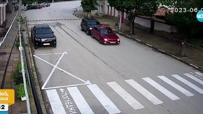 Мъж умишлено блъсна и влачи автомобил на общински съветник в Антоново
Кадър: Нова тв