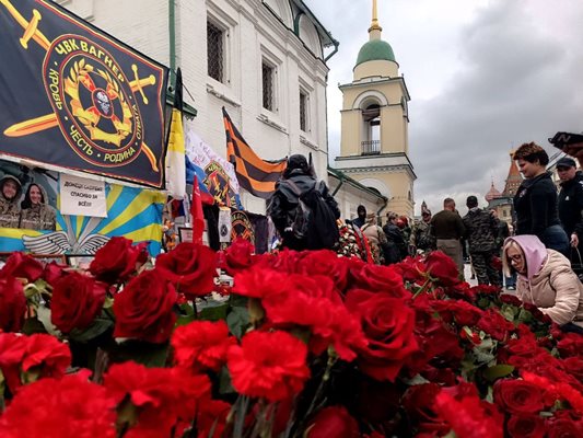 Хиляди се поклониха на мемориала в Москва, издигнат в памет на Пригожин и Уткин. 
СНИМКИ: Телеграм канала на ЧВК Вагнер