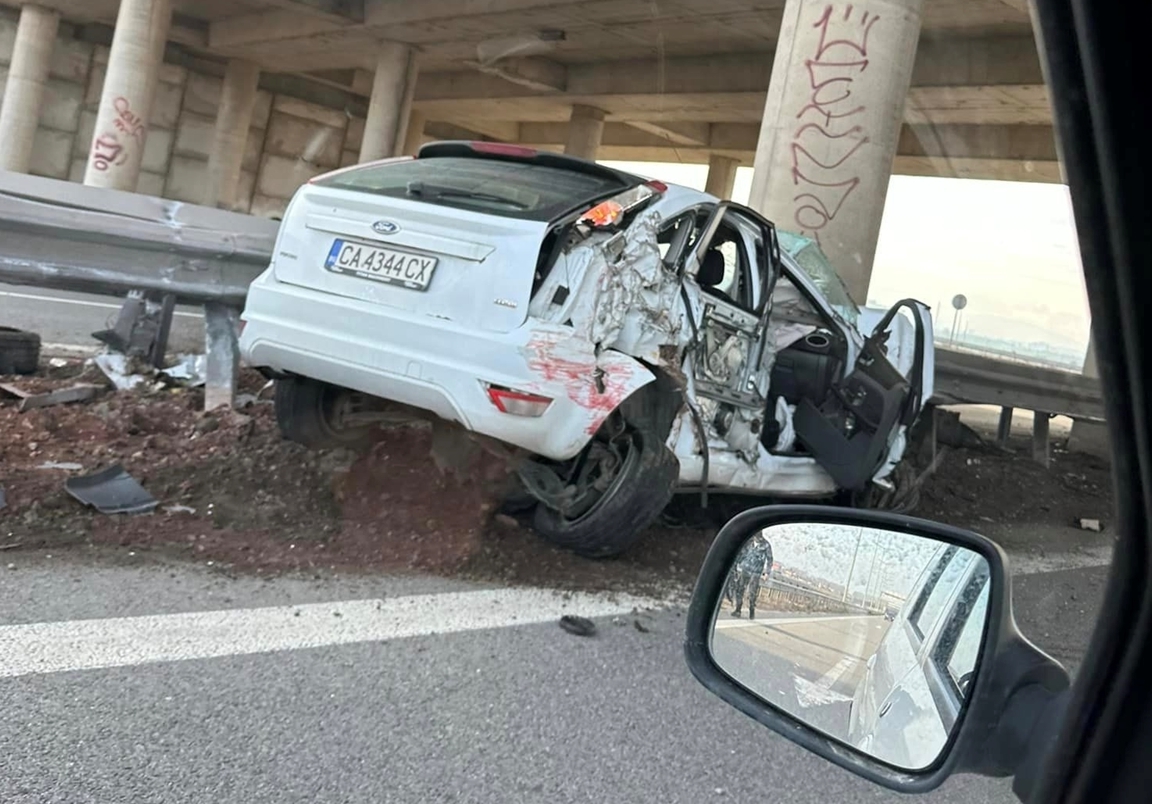 Форд се разби в колоните на мост на околовръстното в София
