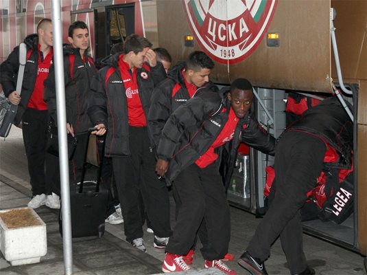 Футболистите на ЦСКА се редят на опашка за сакове преди да отлетят за Турция.