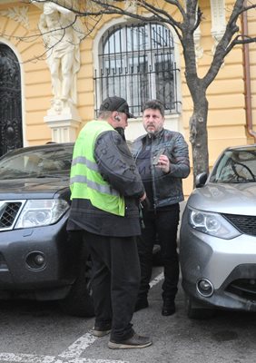 Актьорът показва телефона си, за да докаже, че са сгрешили и скобата му е поставена неправилно