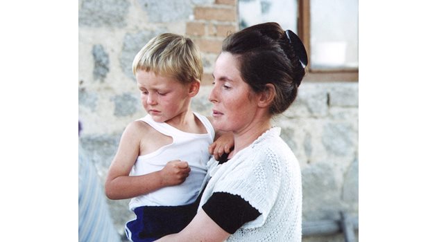 4-годишният Абди с майка си вкъщи през 2001 г.