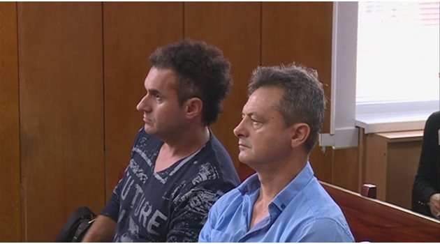 Двама от обвиняемите - спасителят Мирослав Костов (вляво) и Пламен Кипов, представител на строителния надзор, в съдебната зала