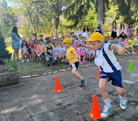 Децата с удоволствие участваха в състезателната игра.