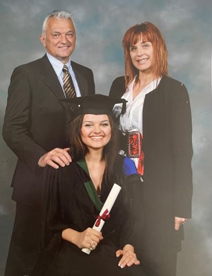 Сашо Диков и Аня Пенчева с дъщеря си Петя в един от най-важните дни в живота ? - дипломира се с отличие в Лондон.
