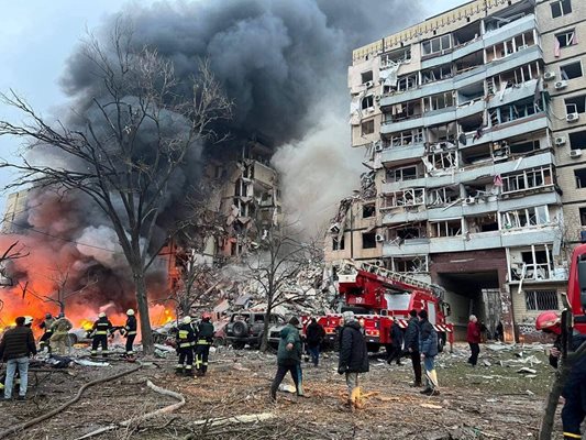 Разрушеният блок в Днепър. СНИМКА: Фейсбук Валентин Резниченко