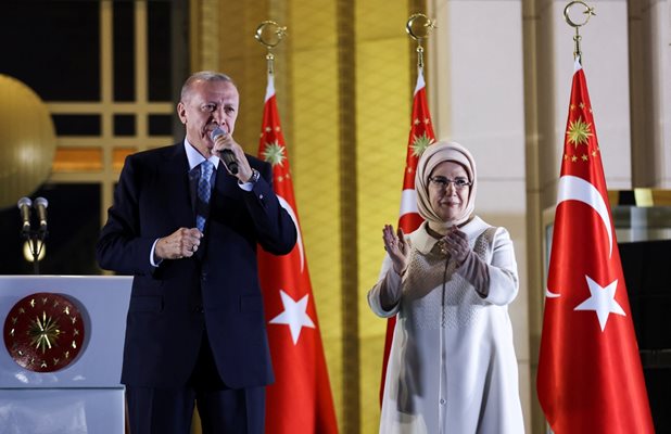 Ердоган  държи реч след изборите, докато жена му Емине му пляска в Анкара.
СНИМКИ: РОЙТЕРС