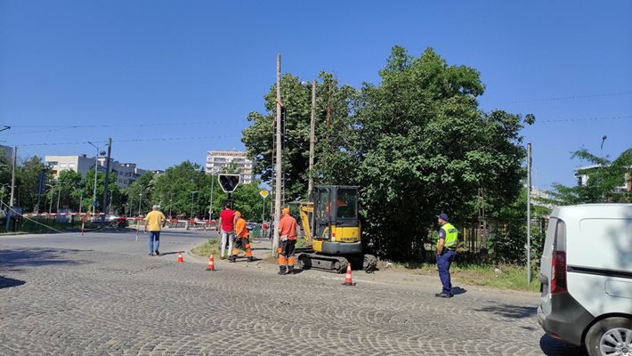 Премахнаха стълбове от прелез в Пловдив, пречили на майки с колички и хора с увреждания