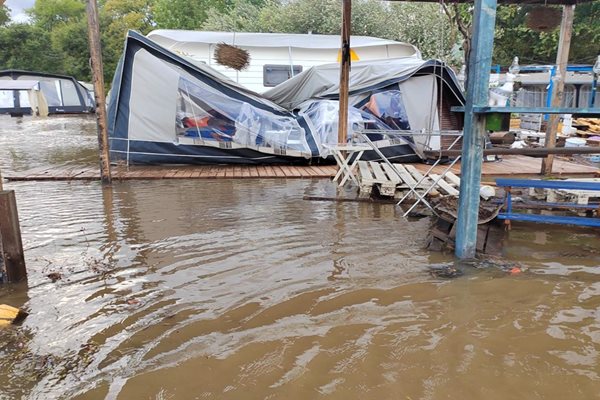 Къмпинг “Китен” е под вода. Река Караагач заля плажната ивица.