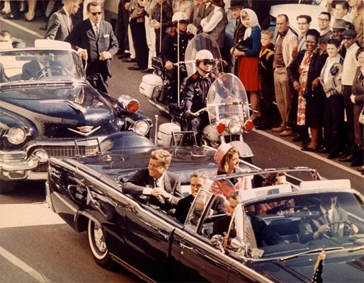 Президентът Джон Кенеди в Далас минути преди фаталния изстрел
