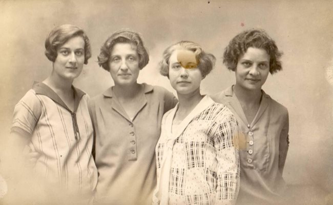 Ангелова (втората от ляво надясно) заедно със свои приятелки и роднини: актрисата Зорка Йорданова, Възкресия (Креса) Василева Златарска и д-р Дора Цанева