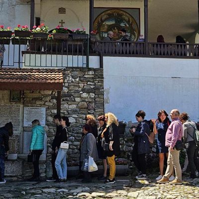 Опашката за светена вода от аязмото не секва през целия ден в манастира "Свети Георги" в Белащица.