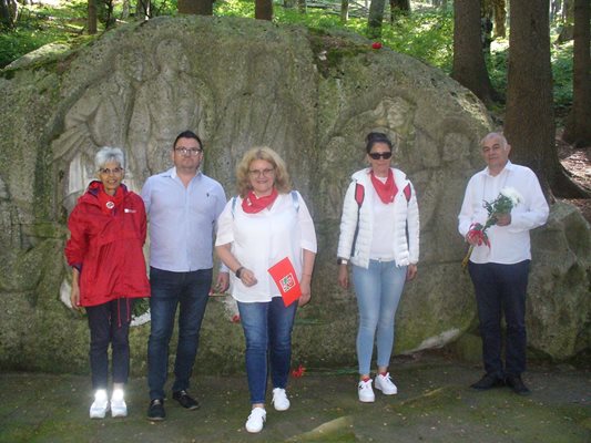 Социалисти от Стара Загора пред паметника на Бузлуджанския конгрес.
Снимка: Ваньо Стоилов