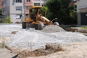 След години дупки и кал асфалтират улица във Велико Търново