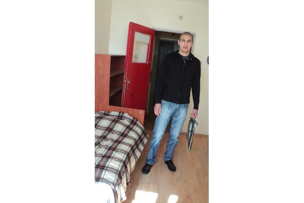 Съквартирантът Любослав Виденов в стаята, където е живял с Йоан.