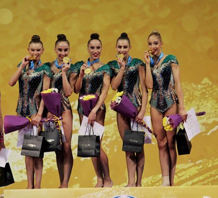 Българският ансамбъл със златните медали на пет обръча