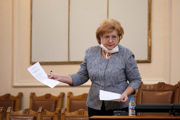 Шефката на бюджетната комисия Менда Стоянова обясни в неделя какви нови мерки в подкрепа на икономиката са гласувани.

