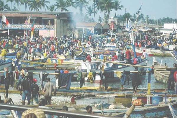 Пристанището на градовете Секонди и Текоради в Гана. Десетки хиляди ганайци живеят от плодовете на морето. Преди няколко години откриха петрол в този район, платформите вече се строят. Това ще е добре за ганайската икономика, но дали няма да убие поминъка на тези колоритни хора?
