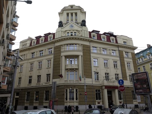 Физическите лица, кредитори в КТБ, които са си сменили личната карта, трябва да отидат до централата на банката в София, за да актуализират данните си.

