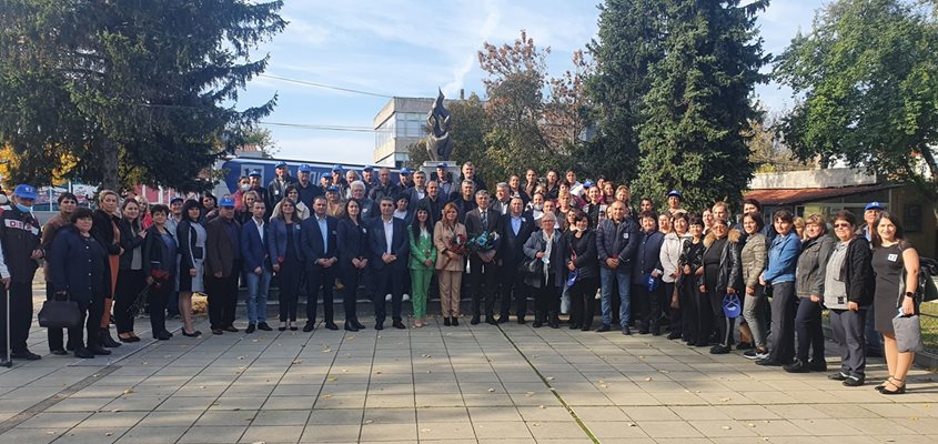 Лидерът на ДПС Мустафа Карадайъ с членове  и симпатизанти на площада в Каолиново