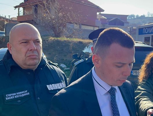 Зам.-шефът на пловдивската полиция Радослав Начев изнесе междинните резултати от акцията на МВР в Асеновградско. Снимки: 24 часа