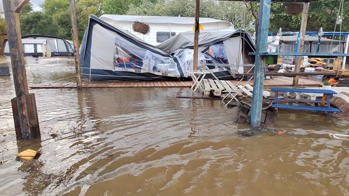 Къмпинг “Китен” е под вода. Река Караагач заля плажната ивица.