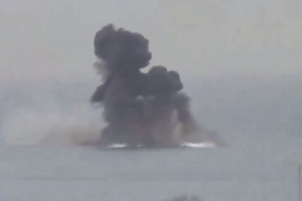 Руски военен самолет падна в морето край Севастопол Кадър: Туитър/astraiaintel
