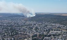 Голям пожар на 10 км от Варна, настъпва към Аксаково (Видео от дрон, снимки)