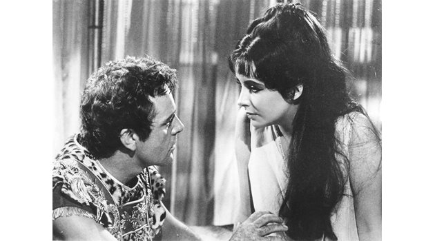 ОГЪН: Елизабет Тейлър и Ричард Бъртън не успяват да овладеят страстите и се отдават един на друг по време на снимките на “Клеопатра”.