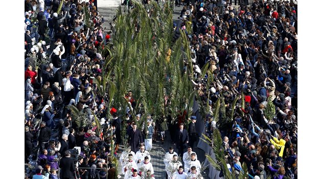Богомолци носят палмови клонки на площад “Свети Петър” пред Ватикана по време на службата за Палмовата неделя.  СНИМКА: РОЙТЕРС