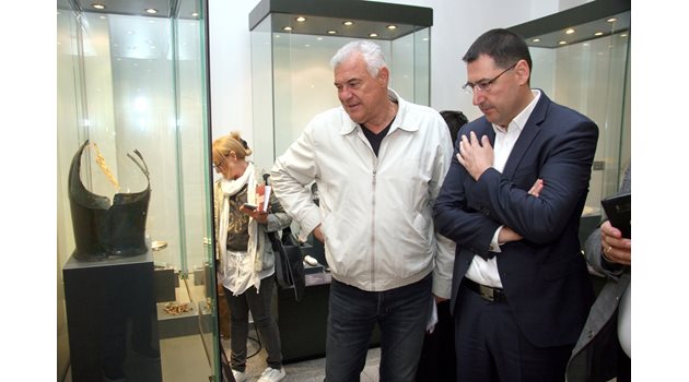 Бившият кмет на Пловдив Иван Чомаков (вляво) дойде за съкровищата. Той разказа, че последният път, когато е виждал Панагюрското, е бил 3-класник, а сега е на 66 г. Той разгледа находките с настоящия градоначалник Иван Тотев.