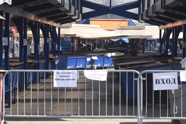 Полицията отцепи района на Женския пазар в столицата в неделя.