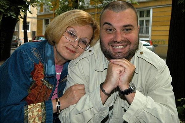 Алис Крайчева и синът й Александър Балкански, за когото казва, че обича по-малко от снаха си
