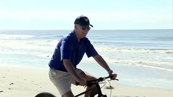 Джо Байдън кара велосипед на плажа (Видео)