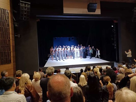 Публиката във Велес в продължение на 10 минути аплодира спектакъла "Одисей".