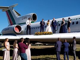 Младоженци си казват заветното “да” на крилото на стар Ту-154 в Бургас. Снимка:Архив