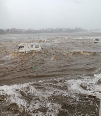 Каравана плува в морето край Царево.