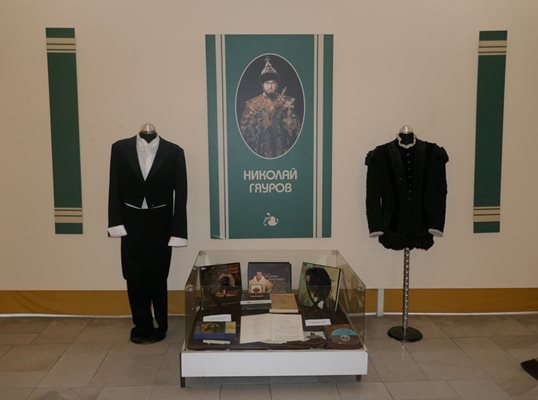 В музея във Велинград се пазят сценични костюми на Николай Гяуров.