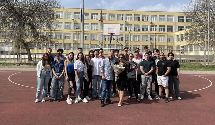 Ученици от Математическата гимназия в Пловдив извикаха фолкпевицата Рени да покани учителя им по програмиране на бала. Сминка: Благослав Папазов