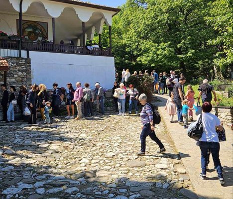 Потокът от вярващи в манастира "Свети Георги" в Белащица е непрестанен.