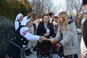 И британците в Караисен познаха обичая Иванови влачуги