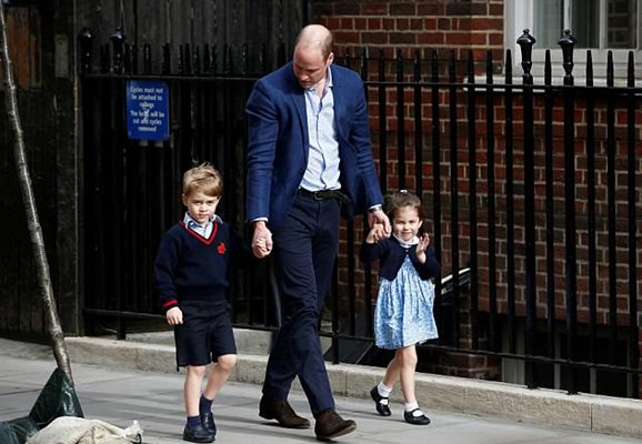 Джордж и Шарлот ще бъдат водени на училище и градинка от баща им и майка им