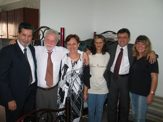 Бизанти заедно с българските си колеги Хари Харалампиев и Пламен Ялнъзов на посещение при българските медицински сестри в затвора “Джудейда” в Триполи