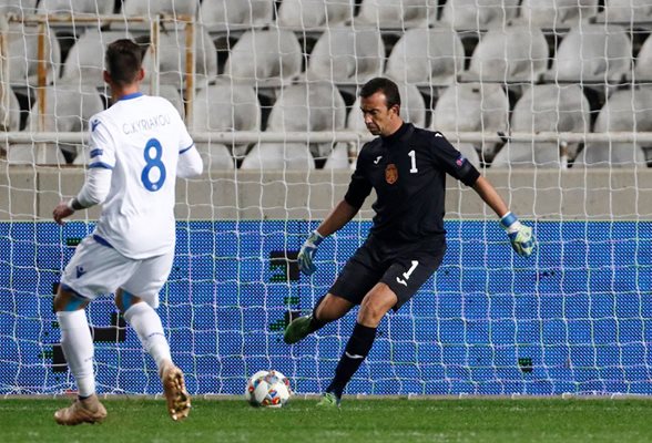 Георги Петков в акция по време на мача Кипър - България, след който е рекордьор по дълголетие в националния отбор.